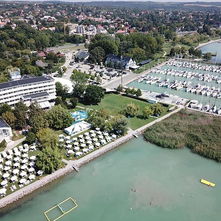 Hotel Marina Port Balatonkenese Bagian luar foto