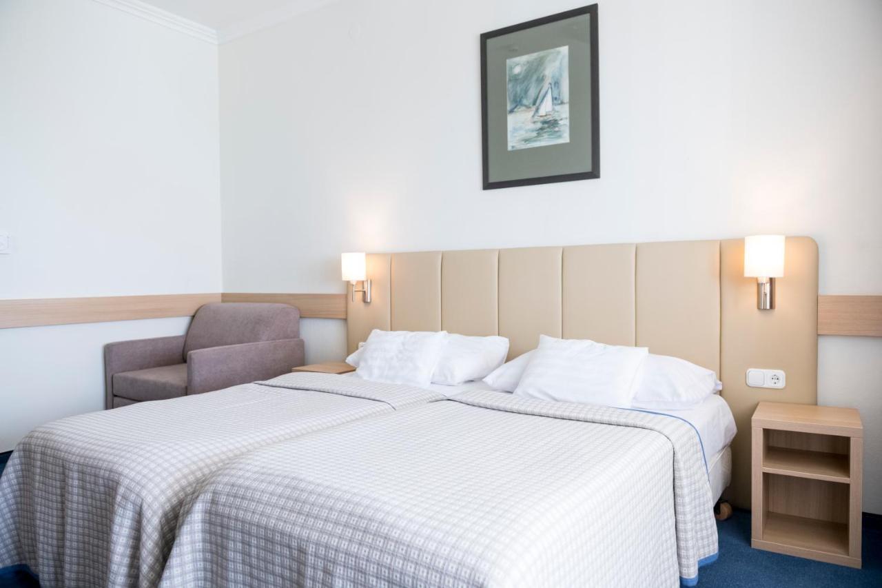Hotel Marina Port Balatonkenese Bagian luar foto