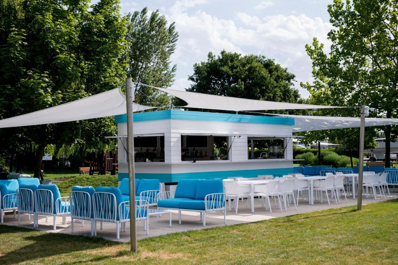 Hotel Marina Port Balatonkenese Bagian luar foto