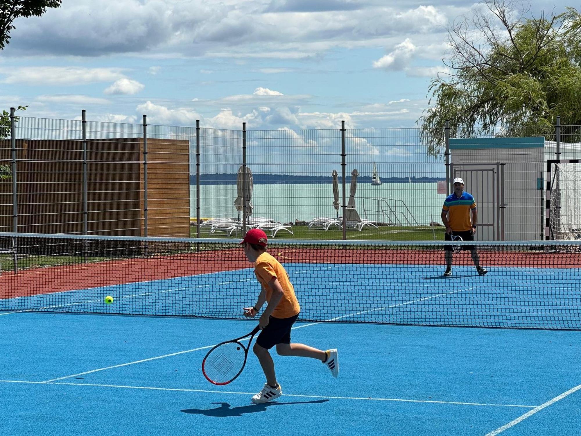 Hotel Marina Port Balatonkenese Bagian luar foto