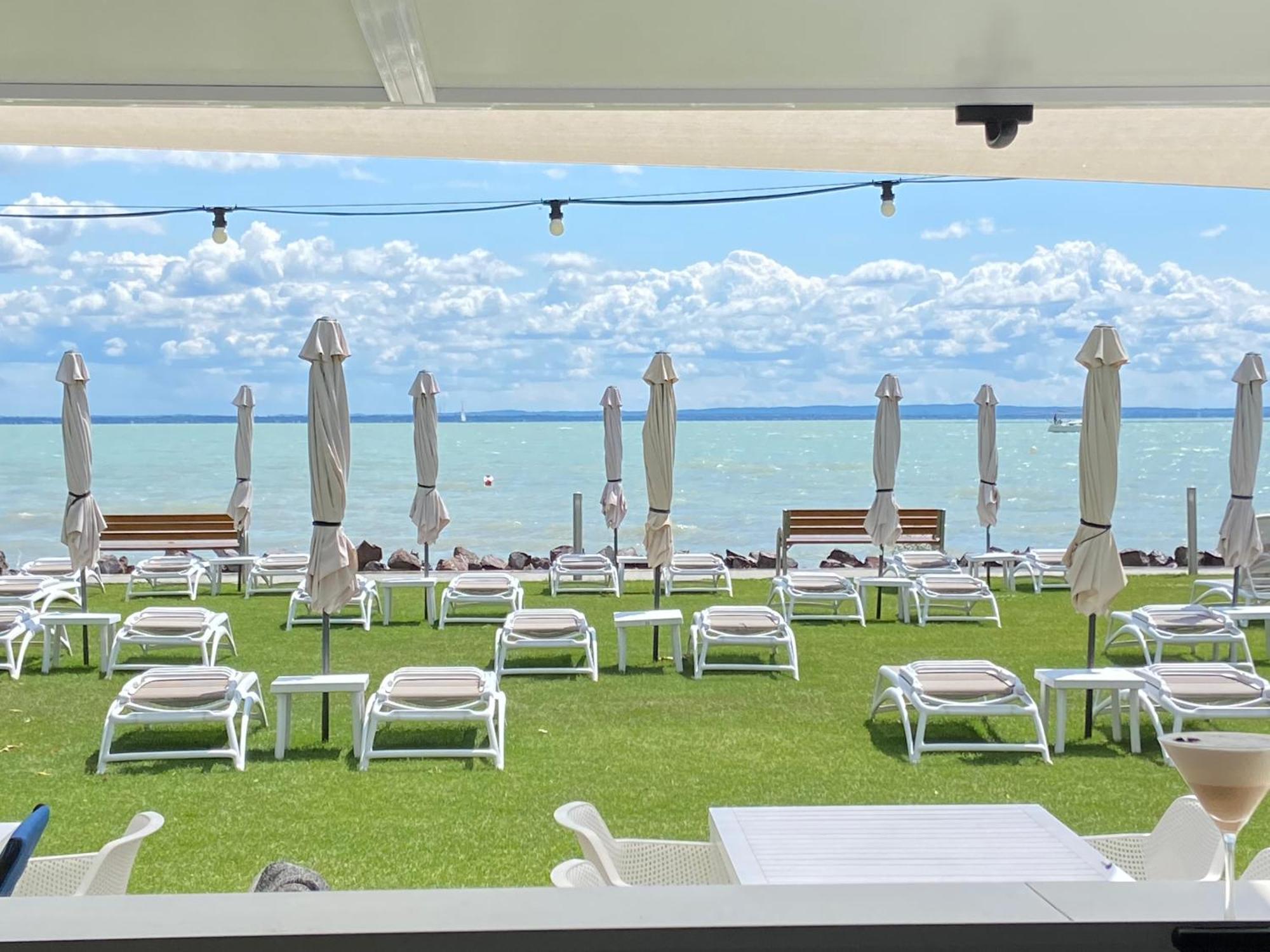 Hotel Marina Port Balatonkenese Bagian luar foto