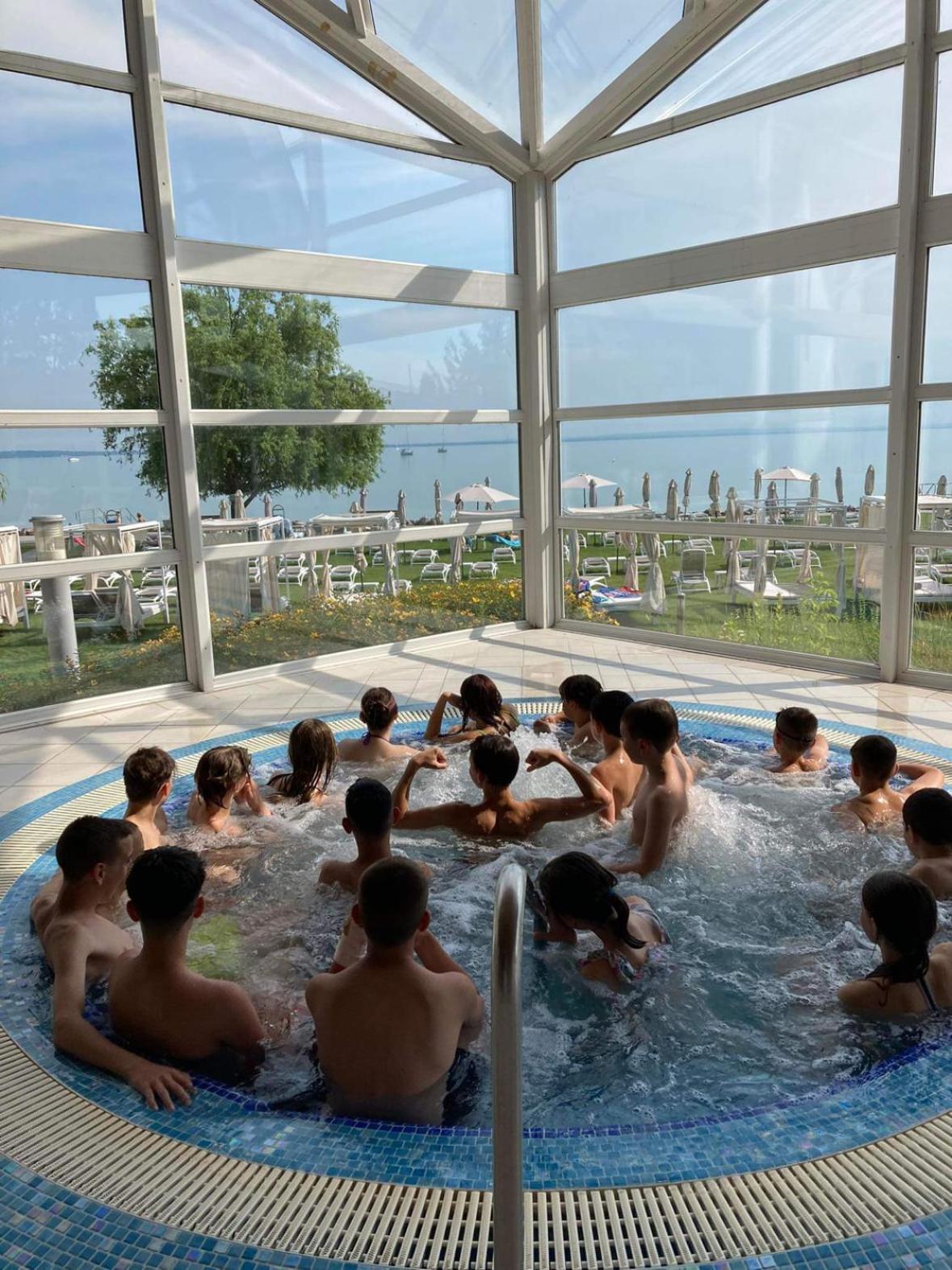 Hotel Marina Port Balatonkenese Bagian luar foto