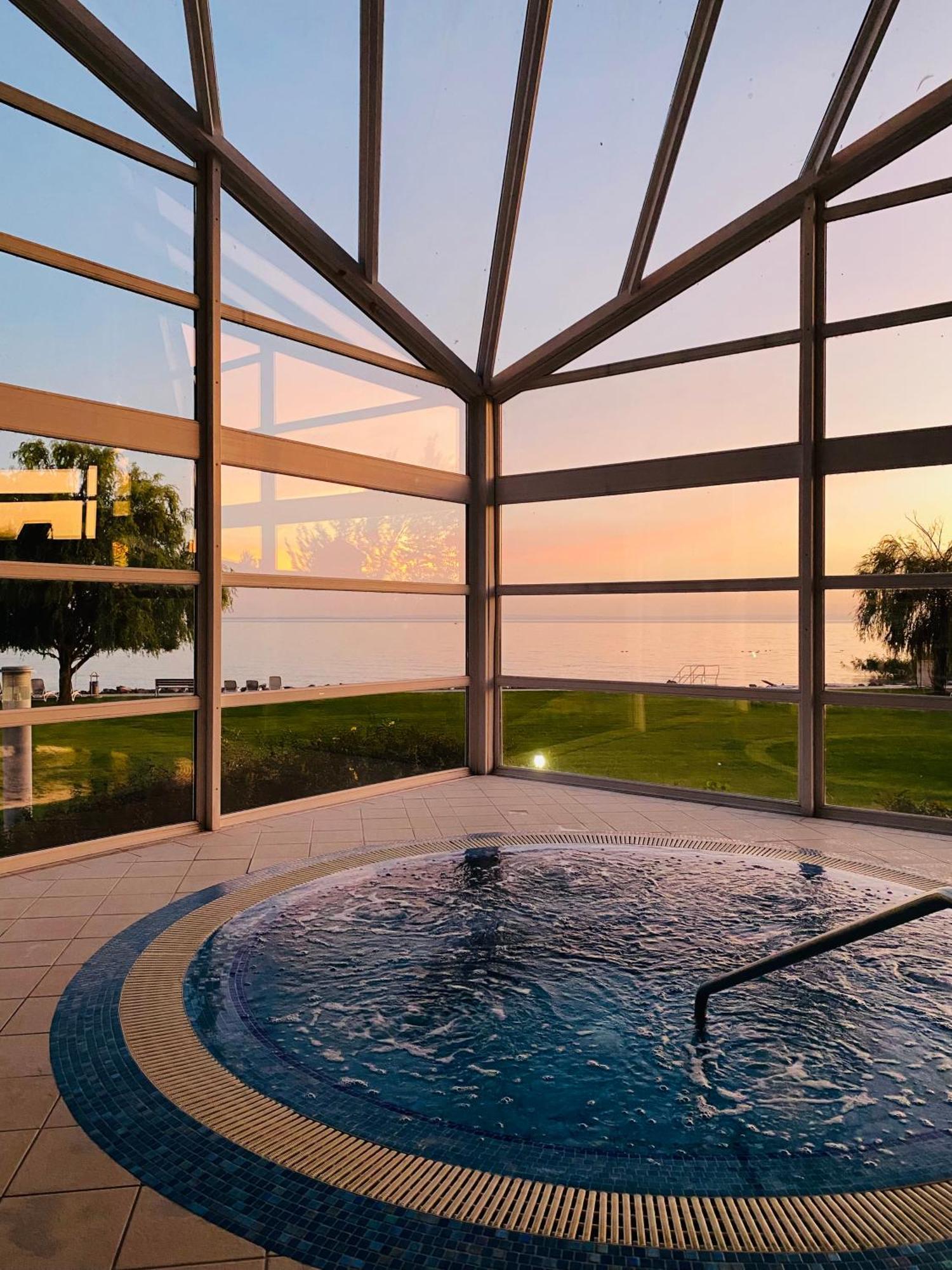Hotel Marina Port Balatonkenese Bagian luar foto