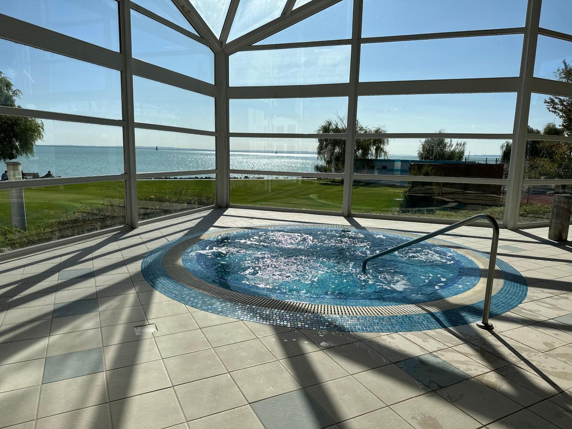 Hotel Marina Port Balatonkenese Bagian luar foto