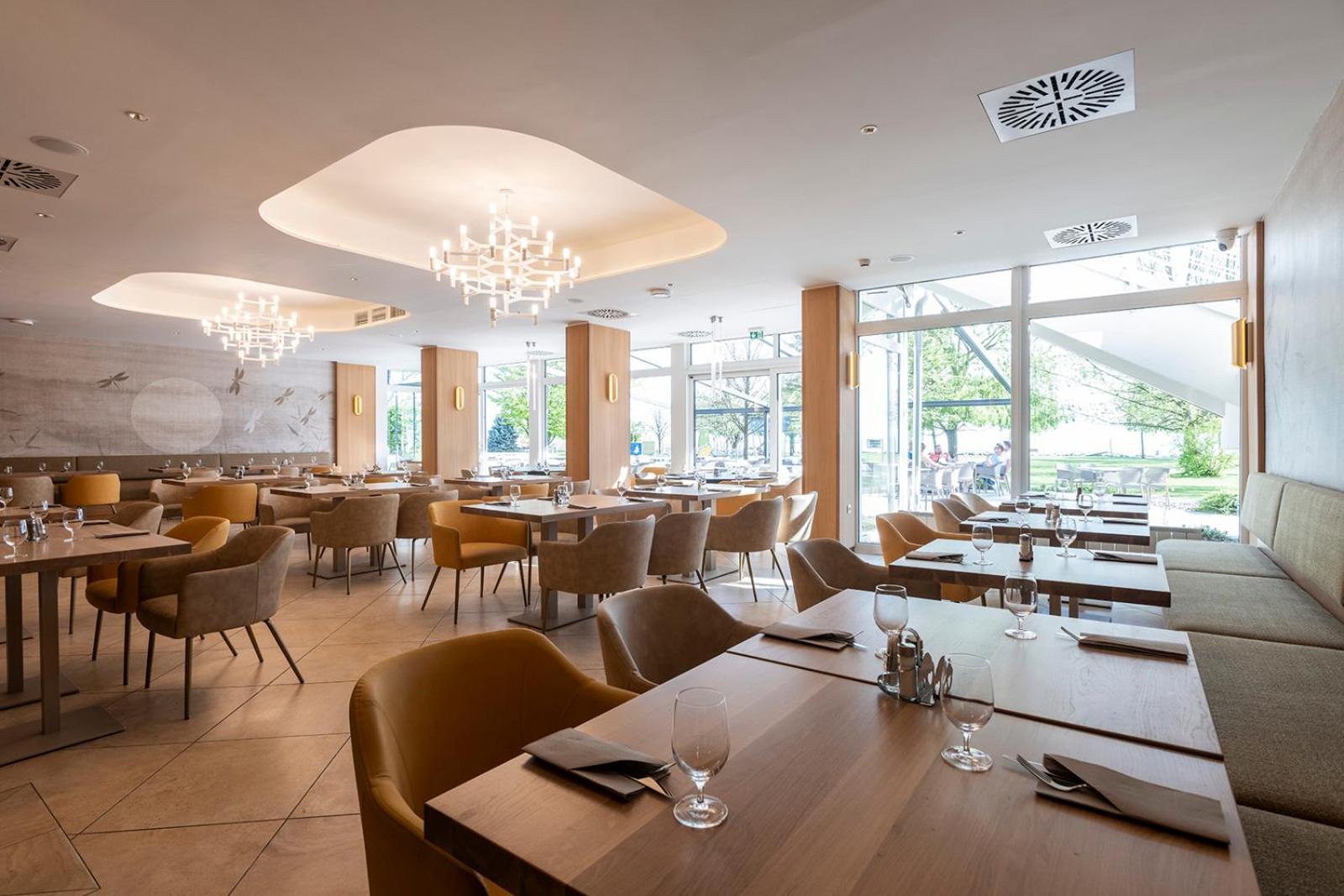 Hotel Marina Port Balatonkenese Bagian luar foto