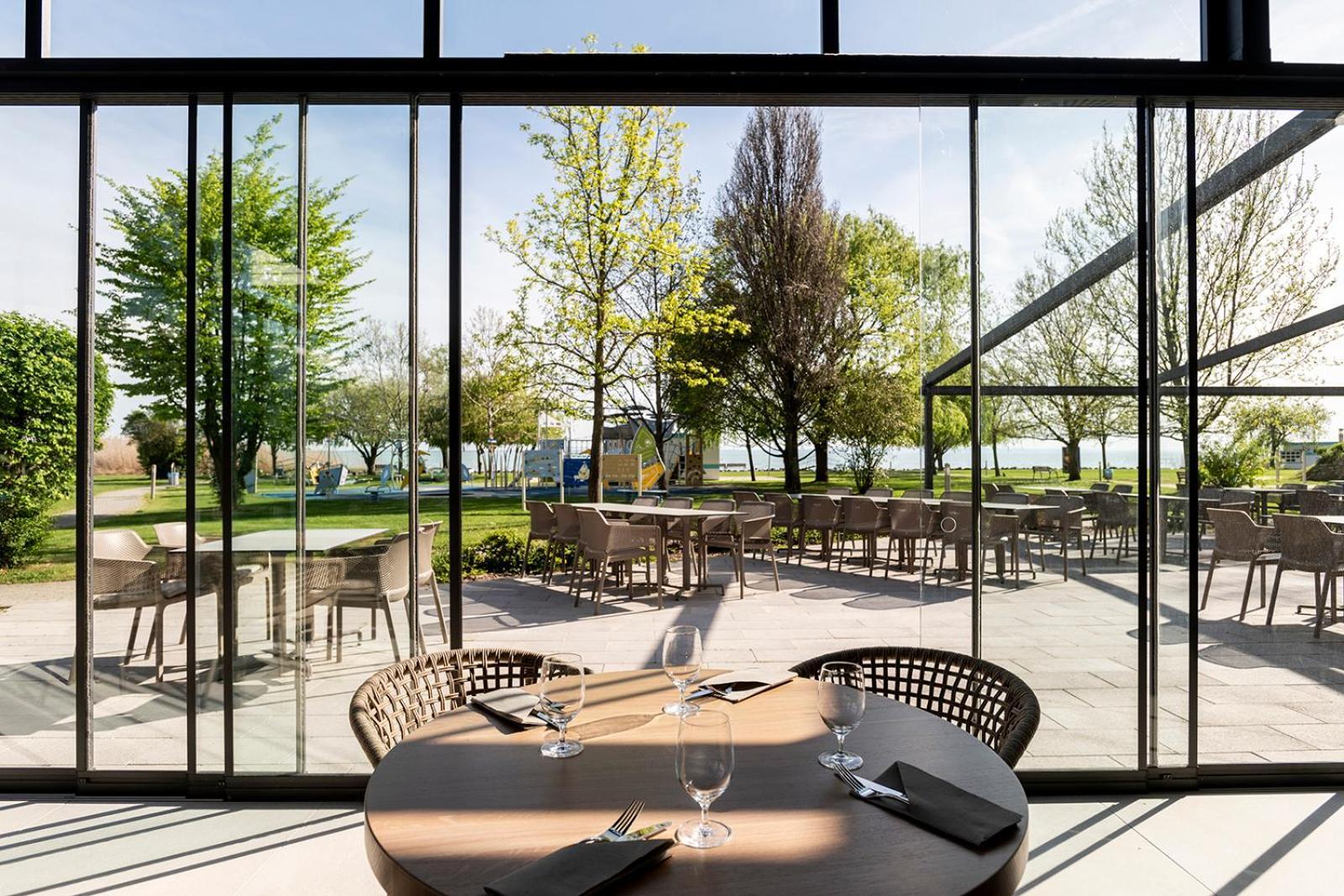 Hotel Marina Port Balatonkenese Bagian luar foto