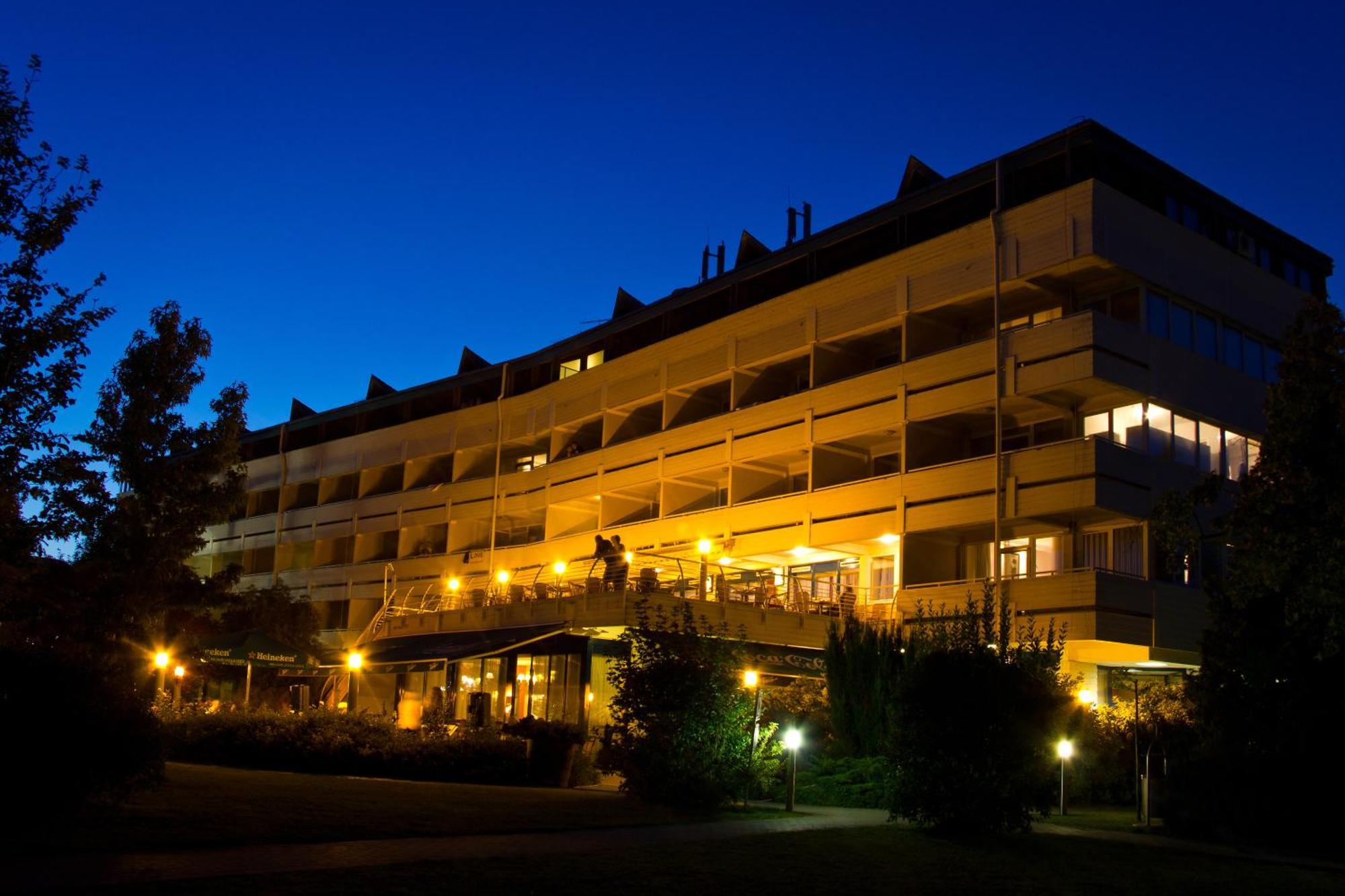 Hotel Marina Port Balatonkenese Bagian luar foto