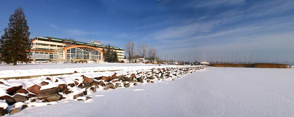 Hotel Marina Port Balatonkenese Bagian luar foto