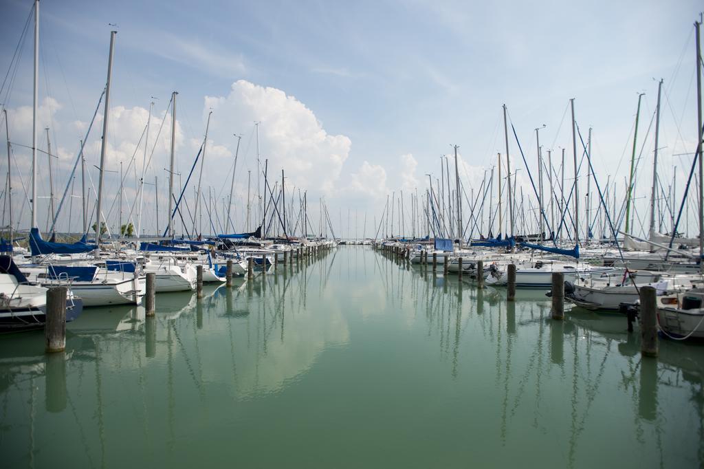Hotel Marina Port Balatonkenese Bagian luar foto